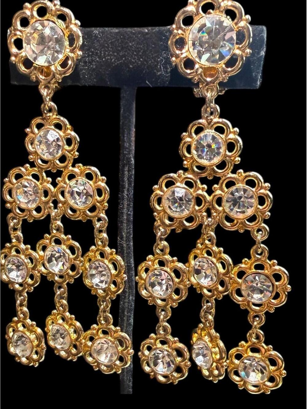 Vintage E. Pearl unsigned Chandelier Crystal clip on earrings